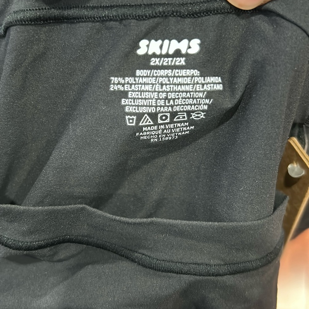 SKIMS NWT ONYX BLACK Fits Everyone T-Shirt SZ 2X - Picture 5 of 6